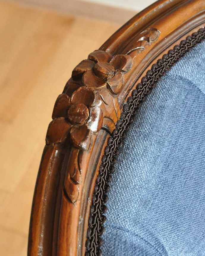 サロンチェア アンティーク チェア 爽やかなブルーが美しい、ゆったり座れるアンティークアームチェア。フランスらしい美しい彫やっぱり一番の特長は彫の美しさ。(q-207-c)