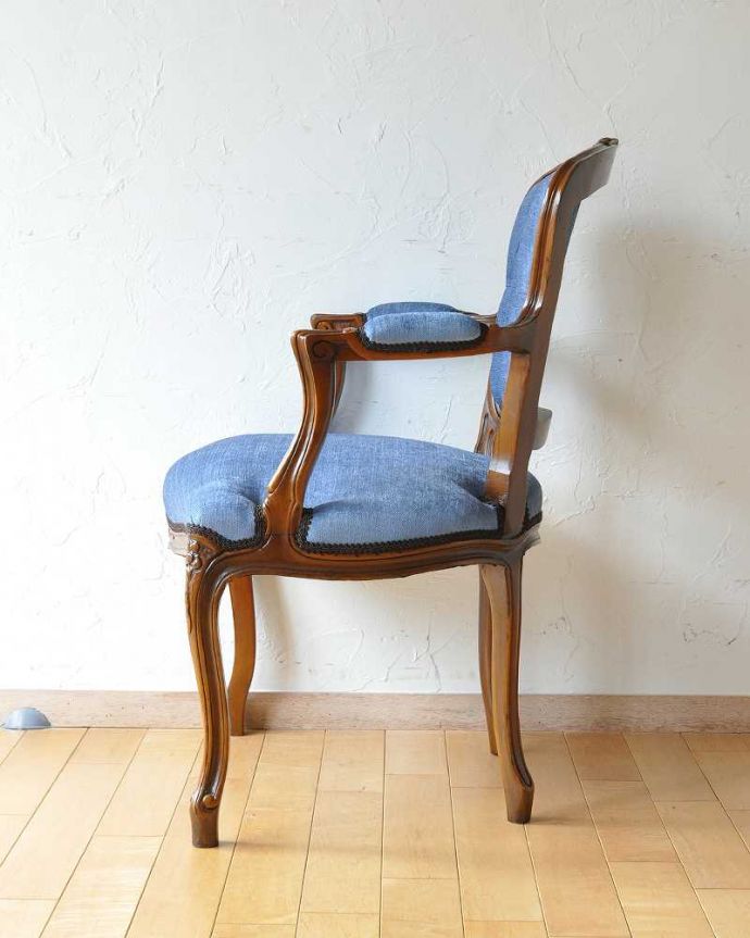 サロンチェア アンティーク チェア 爽やかなブルーが美しい、ゆったり座れるアンティークアームチェア。横から見ても優美な立ち姿しっかり組み直したサロンチェアは横から見てもキレイです。(q-207-c)