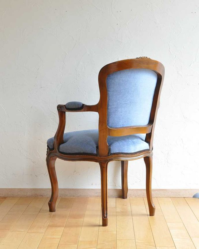 サロンチェア アンティーク チェア 爽やかなブルーが美しい、ゆったり座れるアンティークアームチェア。後ろ姿からも感じられる気品アンティークの椅子はもちろん新品ではないので経年変化によるキズはありますが、専門の職人がしっかり修復しました。(q-207-c)
