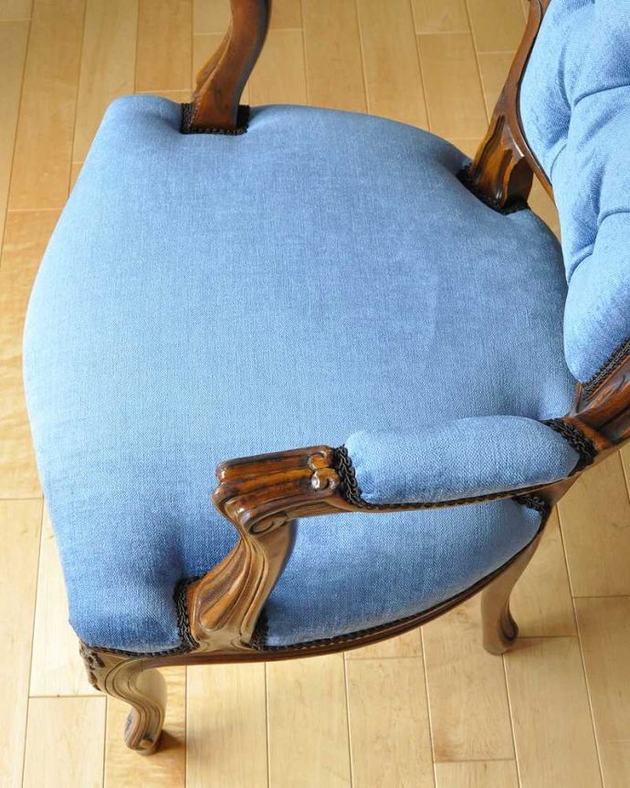 サロンチェア アンティーク チェア 爽やかなブルーが美しい、ゆったり座れるアンティークアームチェア。新しく貼り替えました修復の際、座面の生地も新しいものに貼り替えてあります。(q-207-c)