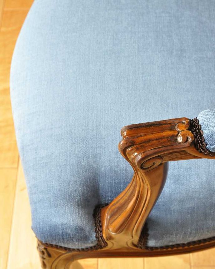 サロンチェア アンティーク チェア 爽やかなブルーが美しい、ゆったり座れるアンティークアームチェア。生地もこだわって選びました椅子の優雅さをそのままにしておきたくて、座面の生地選びにもこだわりました。(q-207-c)