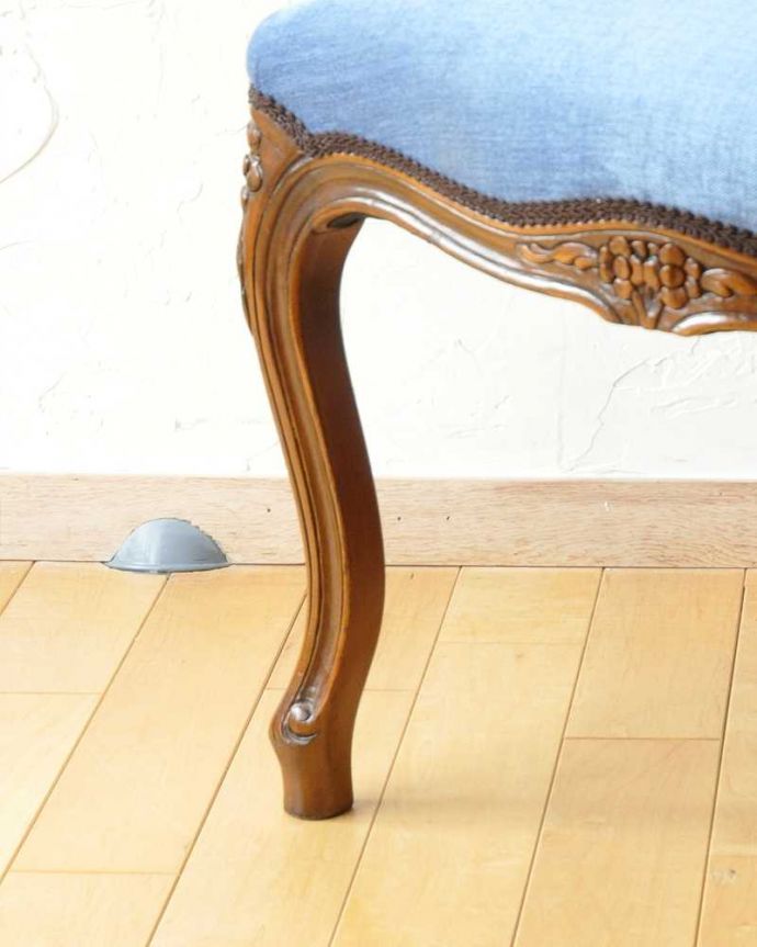 サロンチェア アンティーク チェア 爽やかなブルーが美しい、ゆったり座れるアンティークアームチェア。床を滑らせて移動出来ますHandleではアンティークチェアの脚の裏にフェルトキーパーをお付けしています。(q-207-c)