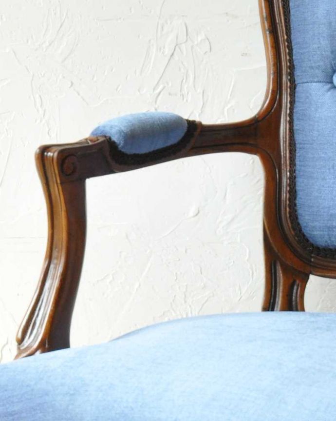 サロンチェア アンティーク チェア 爽やかなブルーが美しい、ゆったり座れるアンティークアームチェア。肘掛け部分にまで美しい彫腕を乗せてゆったりくつろげるアームの部分にも彫。(q-207-c)