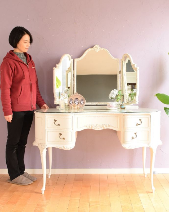アンティークのドレッサー アンティーク家具 フランスのアンティーク家具、女性らしいフォルムの三面鏡ドレッサー。いつでもお姫様気分。(q-2070-f)