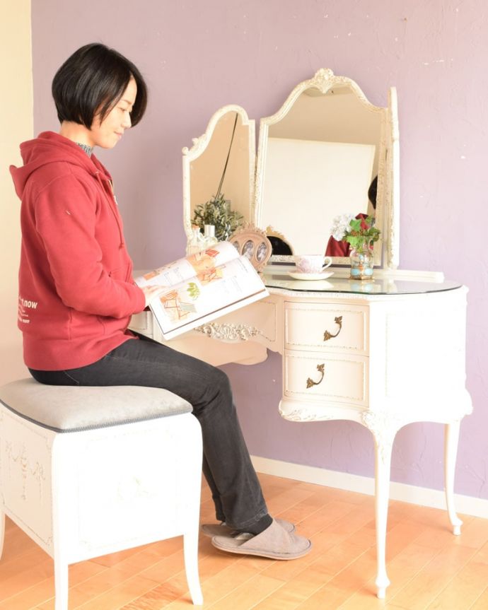 アンティークのドレッサー アンティーク家具 フランスのアンティーク家具、女性らしいフォルムの三面鏡ドレッサー。座るだけで女子力をUPさせてくれます鏡の前に座るだけで、一瞬でお姫様気分にしてくれる美しいドレッシングチェスト。(q-2070-f)