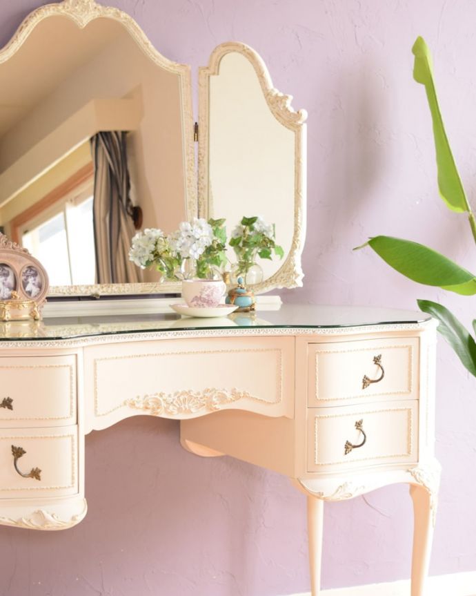 アンティークのドレッサー アンティーク家具 フランスのアンティーク家具、女性らしいフォルムの三面鏡ドレッサー。自分だけのヒミツを収納引き出しもたくさんあるから収納としても便利な家具。(q-2070-f)