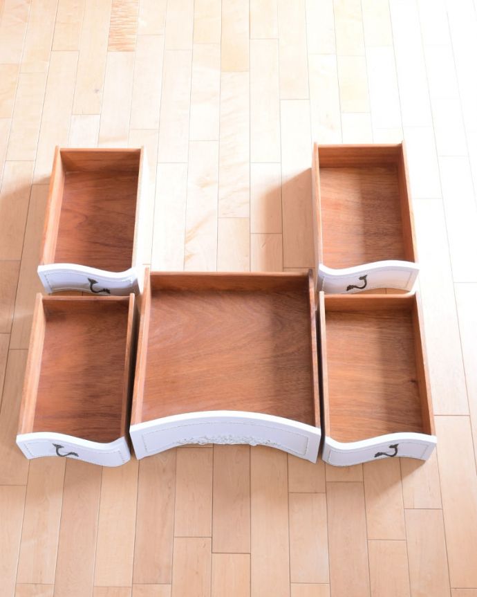 アンティークのドレッサー アンティーク家具 フランスのアンティーク家具、女性らしいフォルムの三面鏡ドレッサー。引き出しの中もキレイに修復しました何も入れてもいいように職人がキレイにお直しした引き出しなので、中もキレイです。(q-2070-f)