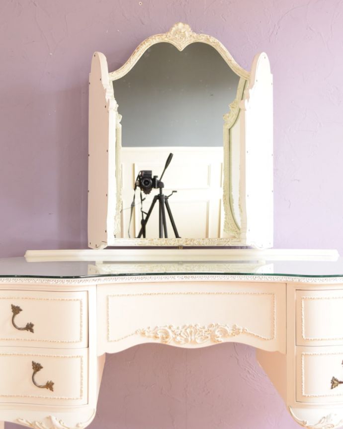 アンティークのドレッサー アンティーク家具 フランスのアンティーク家具、女性らしいフォルムの三面鏡ドレッサー。女子が喜ぶ三面鏡!大きく、美しいカッティングのミラーです。(q-2070-f)