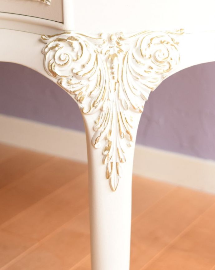 アンティークのドレッサー アンティーク家具 フランスのアンティーク家具、女性らしいフォルムの三面鏡ドレッサー。フランスらしく美しい彫見ているだけで優雅な気分になっちゃう彫。(q-2070-f)