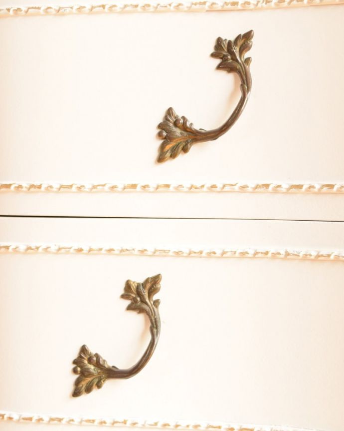 アンティークのドレッサー アンティーク家具 フランスのアンティーク家具、女性らしいフォルムの三面鏡ドレッサー。取っ手のデザインも優雅こんな小さなパーツにもこだわっているところがアンティーク家具のよさです。(q-2070-f)