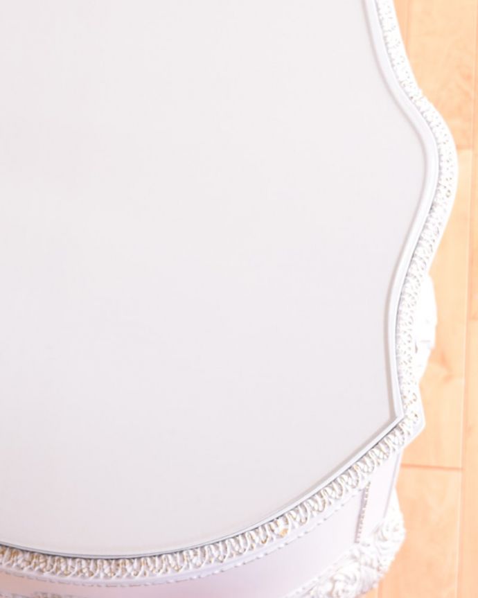 アンティークのドレッサー アンティーク家具 フランスのアンティーク家具、女性らしいフォルムの三面鏡ドレッサー。近くで見ると…天板ガラスが乗せてあるのでお手入れもラクラクです。(q-2070-f)