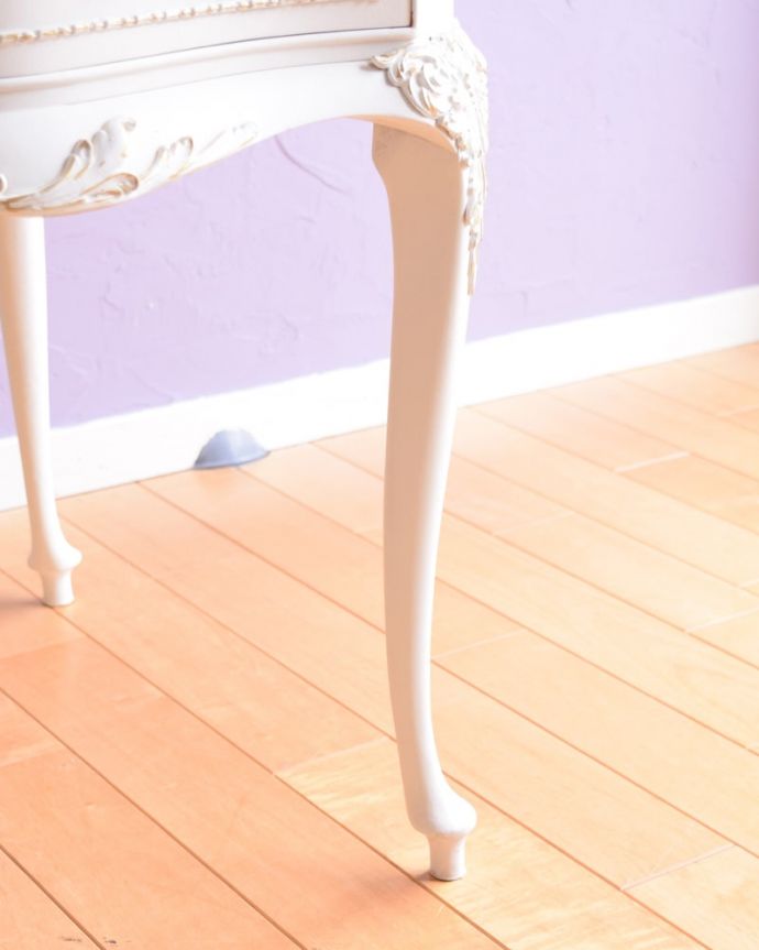 アンティークのドレッサー アンティーク家具 フランスのアンティーク家具、女性らしいフォルムの三面鏡ドレッサー。女性1人でラクラク運べちゃう仕掛けHandleのアンティークは、脚の裏にフェルトキーパーをお付けしています。(q-2070-f)