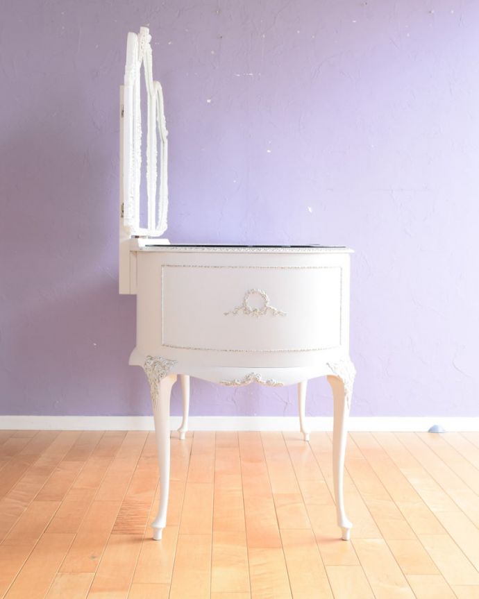 アンティークのドレッサー アンティーク家具 フランスのアンティーク家具、女性らしいフォルムの三面鏡ドレッサー。横から見てもステキフランスらしく優雅な横顔。(q-2070-f)