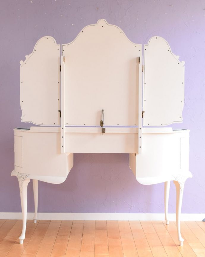 アンティークのドレッサー アンティーク家具 フランスのアンティーク家具、女性らしいフォルムの三面鏡ドレッサー。優雅な後ろ姿アンティークは新品ではないので経年変化によるキズはありますが、専門の職人が修復したので後ろ姿もキレイです。(q-2070-f)