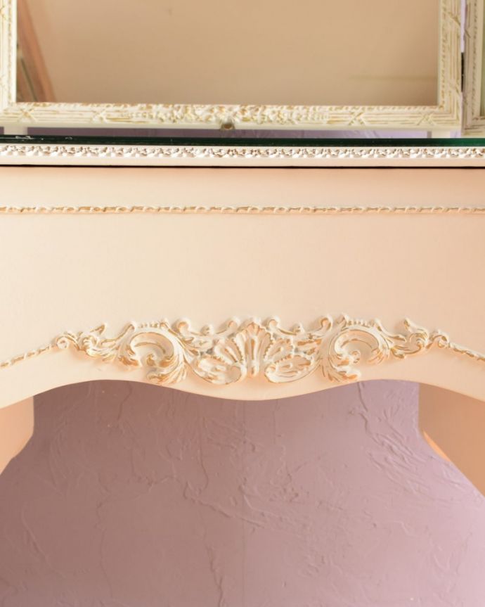 アンティークのドレッサー アンティーク家具 フランスのアンティーク家具、女性らしいフォルムの三面鏡ドレッサー。いろんな場所にこだわり彫のデザインもいろいろです。(q-2070-f)