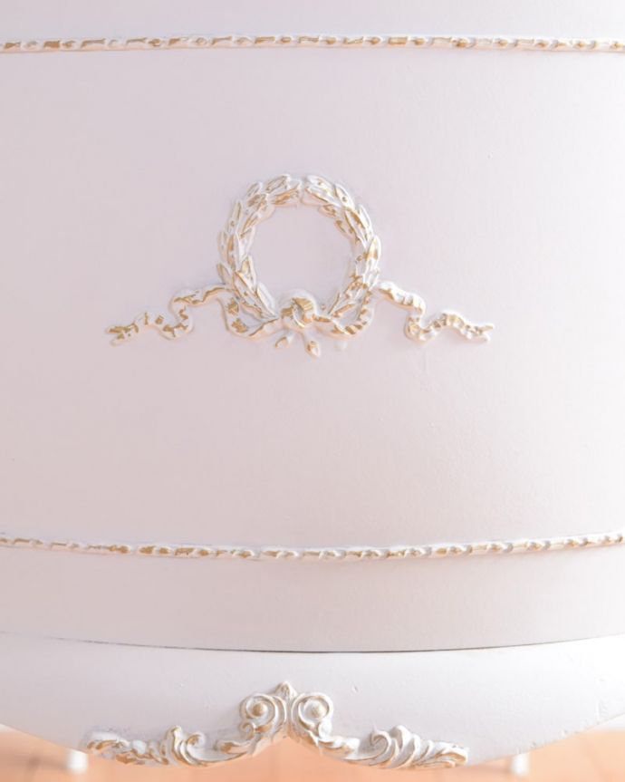 アンティークのドレッサー アンティーク家具 フランスのアンティーク家具、女性らしいフォルムの三面鏡ドレッサー。横顔のポイント横にも女性らしい彫り。(q-2070-f)