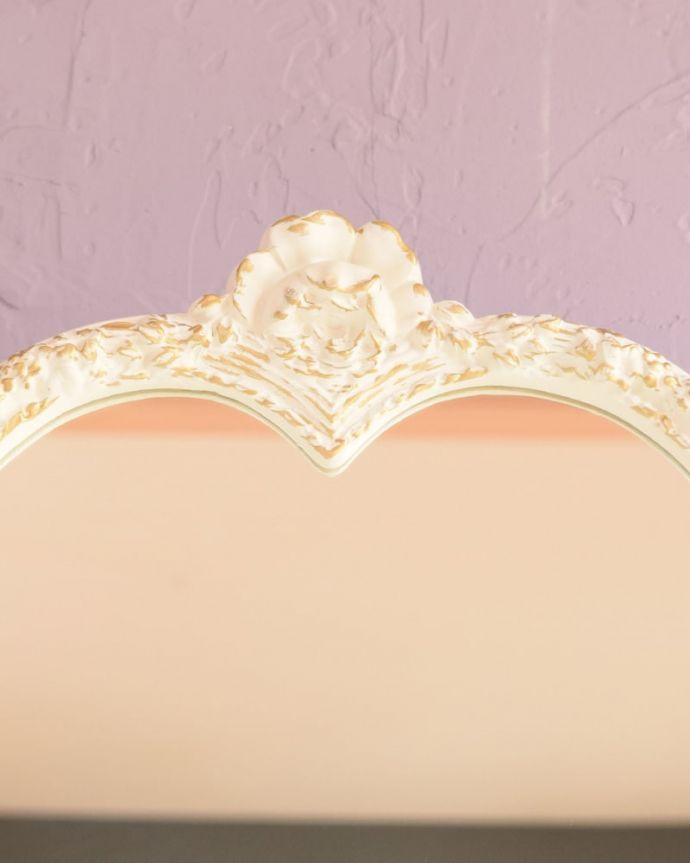 アンティークのドレッサー アンティーク家具 フランスのアンティーク家具、女性らしいフォルムの三面鏡ドレッサー。一瞬でお姫様気分にしてくれますトップの女性らしいお花が身支度する時間を特別なものにしてくれます。(q-2070-f)