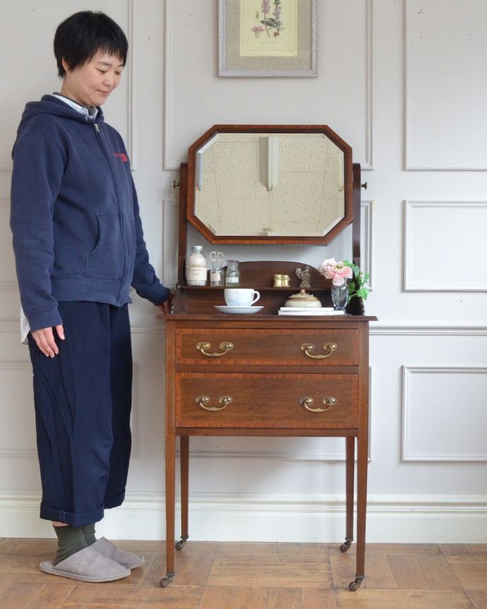 アンティークのドレッサー アンティーク家具 アンティークの英国家具、スリムなフォルムが美しい、コンパクトなドレッシングチェスト。大きな鏡を見る度に毎日が楽しくなるドレッシングチェストミラーが付いた女性のための家具ドレッシングチェスト。(q-2071-f)