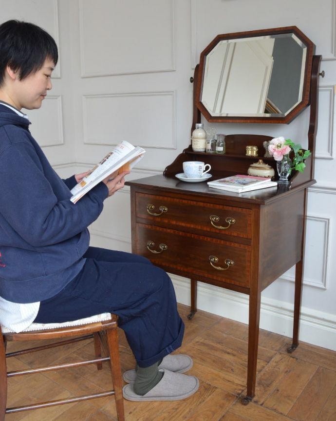 アンティークのドレッサー アンティーク家具 アンティークの英国家具、スリムなフォルムが美しい、コンパクトなドレッシングチェスト。自分だけの場所で過ごす自分だけの時間女性にとって特別な場所だから、ここに座っているだけでなんだかワクワクしちゃうんです。(q-2071-f)