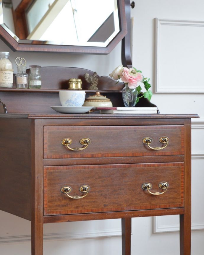 アンティークのドレッサー アンティーク家具 アンティークの英国家具、スリムなフォルムが美しい、コンパクトなドレッシングチェスト。英国アンティークが持つ素材の華やかさ木目の美しさが際立つ英国アンティークらしいドレッシングチェスト。(q-2071-f)