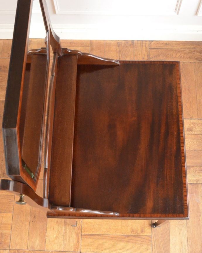 アンティークのドレッサー アンティーク家具 アンティークの英国家具、スリムなフォルムが美しい、コンパクトなドレッシングチェスト。上から見てみると・・・アンティーク家具専門の職人がピッカピカにお直ししました。(q-2071-f)