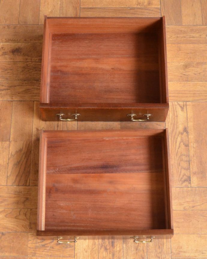 アンティークのドレッサー アンティーク家具 アンティークの英国家具、スリムなフォルムが美しい、コンパクトなドレッシングチェスト。引き出しの中もキレイに修復しました収納としても使えるよう、もちろん引き出しの中も職人がキレイにお直ししました。(q-2071-f)