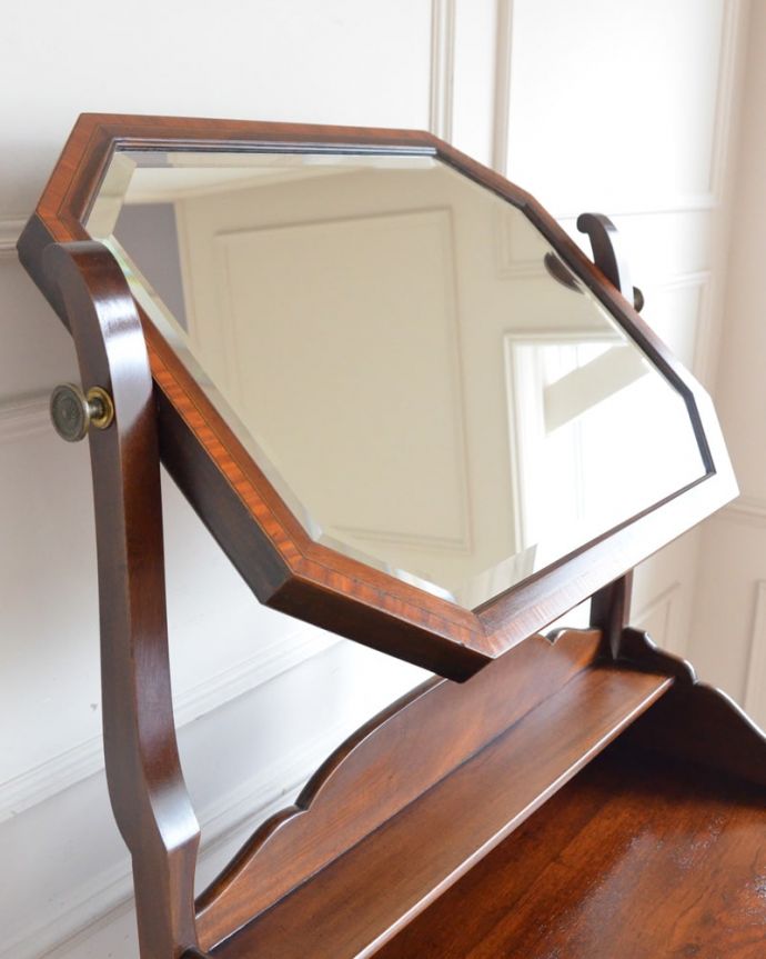 アンティークのドレッサー アンティーク家具 アンティークの英国家具、スリムなフォルムが美しい、コンパクトなドレッシングチェスト。お部屋も広く見せてくれます身だしなみを整えるのはもちろん、大きな鏡はお部屋を広く見せる効果があります。(q-2071-f)