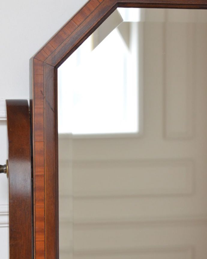 アンティークのドレッサー アンティーク家具 アンティークの英国家具、スリムなフォルムが美しい、コンパクトなドレッシングチェスト。新しいミラーでお届けしますこちらは新しいミラーに交換しました。(q-2071-f)