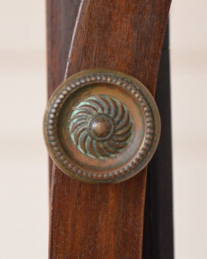 アンティークのドレッサー アンティーク家具 アンティークの英国家具、スリムなフォルムが美しい、コンパクトなドレッシングチェスト。アンティークらしい装飾ミラーの横についている金具もアンティークらしい華やかなデザインです。(q-2071-f)