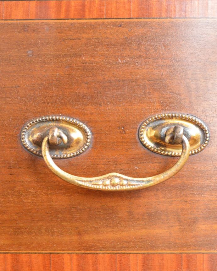 アンティークのドレッサー アンティーク家具 アンティークの英国家具、スリムなフォルムが美しい、コンパクトなドレッシングチェスト。アンティークらしい素敵な取っ手味わい深いアンティークらしい取っ手のデザインからも時間の流れが感じられます。(q-2071-f)