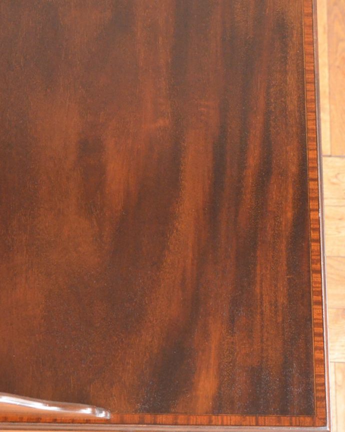 アンティークのドレッサー アンティーク家具 アンティークの英国家具、スリムなフォルムが美しい、コンパクトなドレッシングチェスト。天板の塗装もキレイ近づいてみると、ピッカピカでキレイに仕上げた天板の塗装。(q-2071-f)