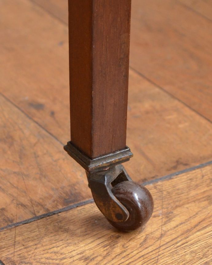 アンティークのドレッサー アンティーク家具 アンティークの英国家具、スリムなフォルムが美しい、コンパクトなドレッシングチェスト。脚先にはキャスター現代のプラスチックと比べると重厚なため動きはスムーズではありません。(q-2071-f)