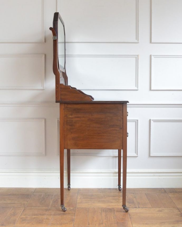 アンティークのドレッサー アンティーク家具 アンティークの英国家具、スリムなフォルムが美しい、コンパクトなドレッシングチェスト。横から見てもステキもちろん横から見られてもいいようにしっかり修復してあります。(q-2071-f)