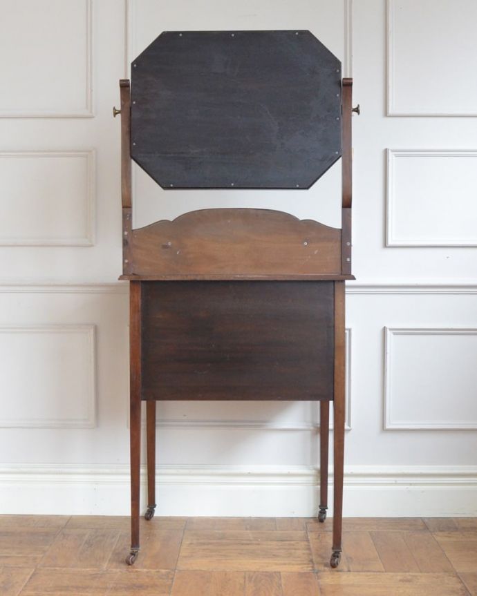 アンティークのドレッサー アンティーク家具 アンティークの英国家具、スリムなフォルムが美しい、コンパクトなドレッシングチェスト。もちろん、後ろ姿もキレイです。(q-2071-f)