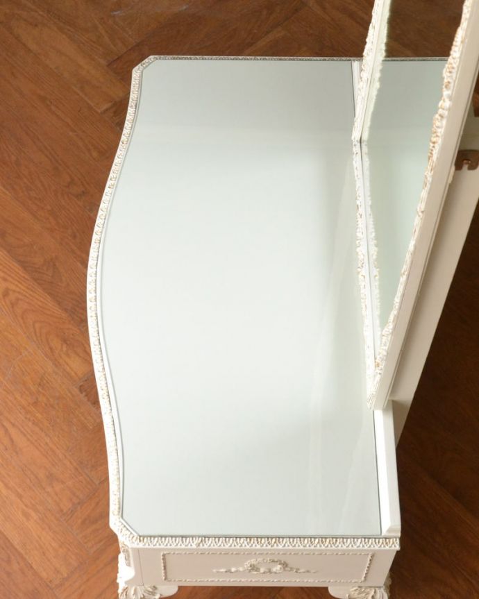 アンティークのドレッサー　アンティーク家具　アンティークのミラー、引き出しも付いた大きなスタンドミラー。天板の形も美しい上から見るとこんな形です。(q-2072-f)