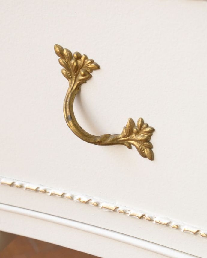 アンティークのドレッサー　アンティーク家具　アンティークのミラー、引き出しも付いた大きなスタンドミラー。取っ手のデザインも優雅こんな小さなパーツにもこだわっているところがアンティーク家具のよさです。(q-2072-f)