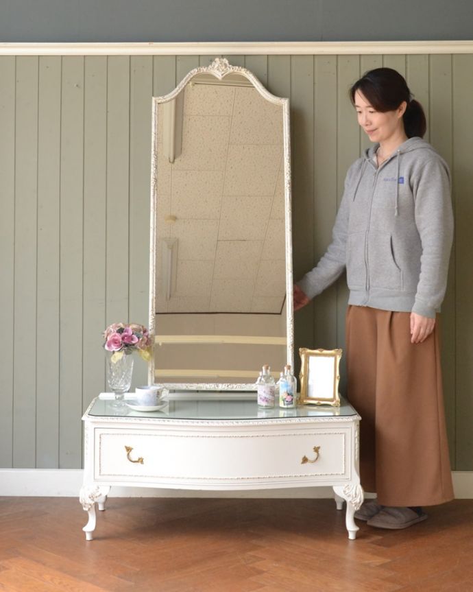 アンティークのドレッサー　アンティーク家具　アンティークのミラー、引き出しも付いた大きなスタンドミラー。全身が映るめずらしいシュバルミラーまるでおとぎ話の中から飛び出てきたような女性らしいデザインのシュバルミラー。(q-2072-f)