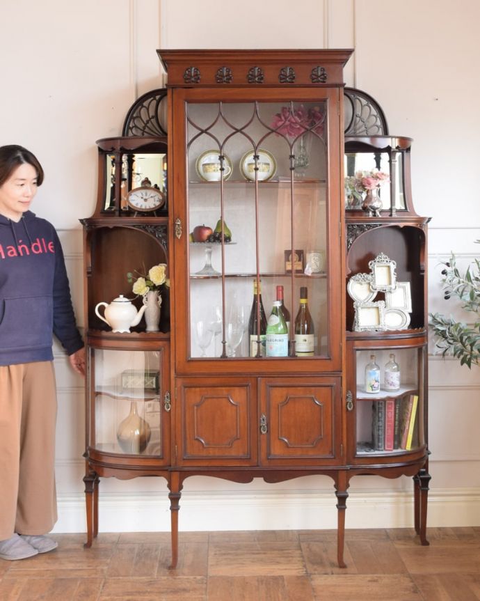 アンティークのキャビネット　アンティーク家具　英国家具の美しさを詰め込んだアンティークの家具、マホガニー材のパーラーキャビネット。見た人みんなを魅了するパーラーキャビネットこれこそアンティーク家具の極みとも言えるパーラーは、目で見て楽しむための家具。(q-2073-f)