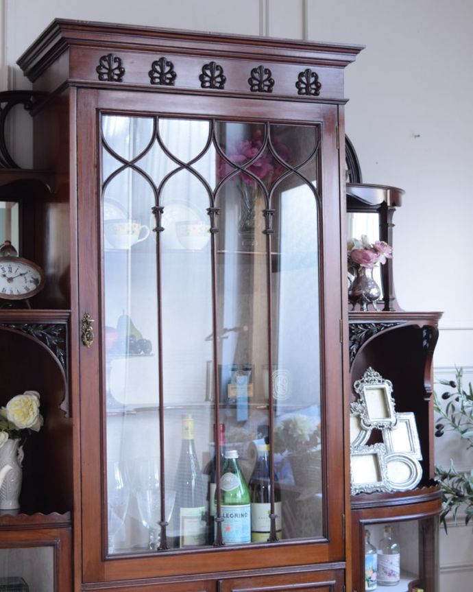 アンティークのキャビネット　アンティーク家具　英国家具の美しさを詰め込んだアンティークの家具、マホガニー材のパーラーキャビネット。扉に描かれた彫りの繊細さにうっとり･･･細工の細かい職人技が光る彫り。(q-2073-f)