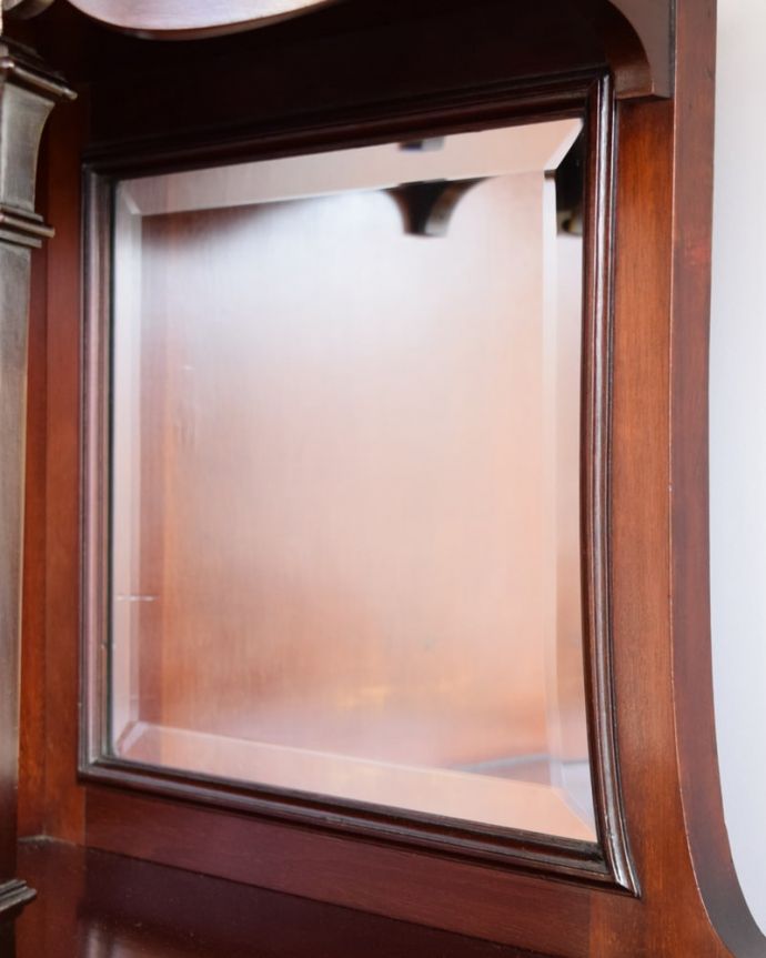 アンティークのキャビネット　アンティーク家具　英国家具の美しさを詰め込んだアンティークの家具、マホガニー材のパーラーキャビネット。新しいミラーでお届けしますこちらは新しいミラーに交換しました。(q-2073-f)