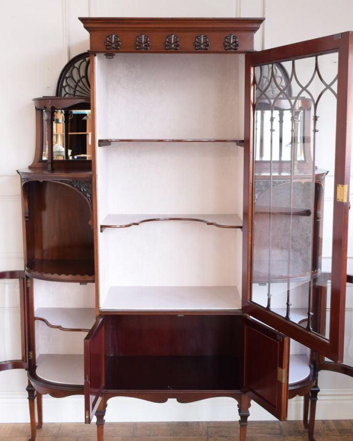 アンティークのキャビネット　アンティーク家具　英国家具の美しさを詰め込んだアンティークの家具、マホガニー材のパーラーキャビネット。もちろん収納もたっぷり見た目重視の家具ですが、高級なものを収納して楽しむための収納がたっぷり付いてます。(q-2073-f)