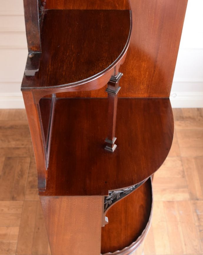 アンティークのキャビネット　アンティーク家具　英国家具の美しさを詰め込んだアンティークの家具、マホガニー材のパーラーキャビネット。ディスプレイしながらおしゃれに収納扉収納の両脇にはデザイン性を兼ねたオープンの棚。(q-2073-f)