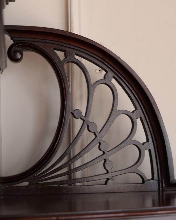 アンティークのキャビネット　アンティーク家具　英国家具の美しさを詰め込んだアンティークの家具、マホガニー材のパーラーキャビネット。ここにも透かし彫り芸術作品のようなデザインに思わずうっとりしてしまいます。(q-2073-f)