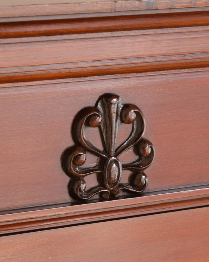 アンティークのキャビネット　アンティーク家具　英国家具の美しさを詰め込んだアンティークの家具、マホガニー材のパーラーキャビネット。いろんな場所にこだわり彫のデザインもいろいろです。(q-2073-f)