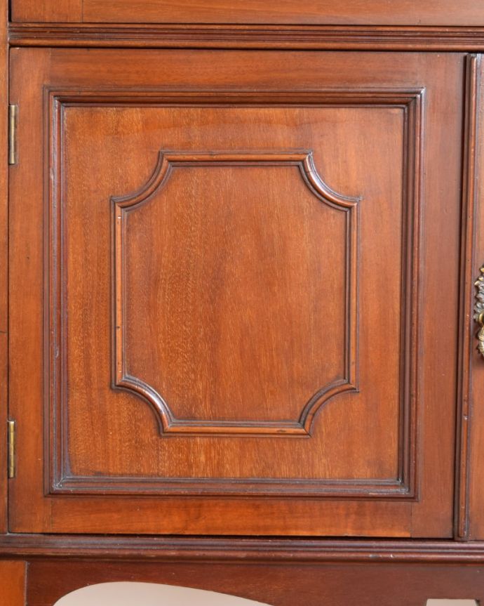 アンティークのキャビネット　アンティーク家具　英国家具の美しさを詰め込んだアンティークの家具、マホガニー材のパーラーキャビネット。ここの彫も最上級の美しさいろんな部分の美しさが重なり合って、最上級の美しさを醸し出してくれます。(q-2073-f)