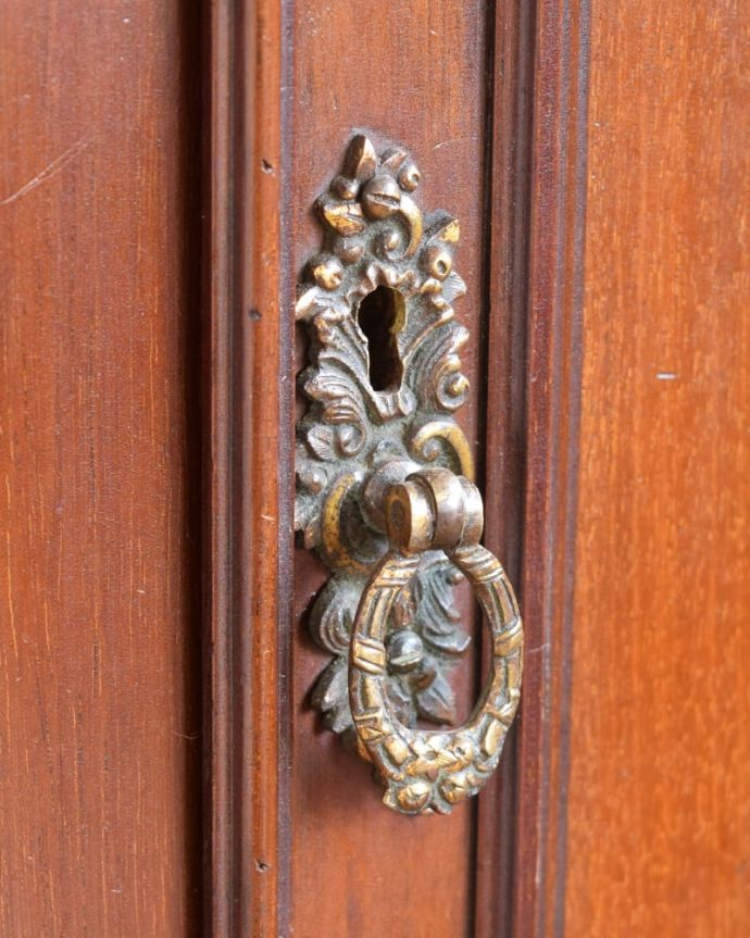 アンティークのキャビネット　アンティーク家具　英国家具の美しさを詰め込んだアンティークの家具、マホガニー材のパーラーキャビネット。取っ手まで美しい最上級のアンティークらしく取っ手のデザインも美しいんです。(q-2073-f)