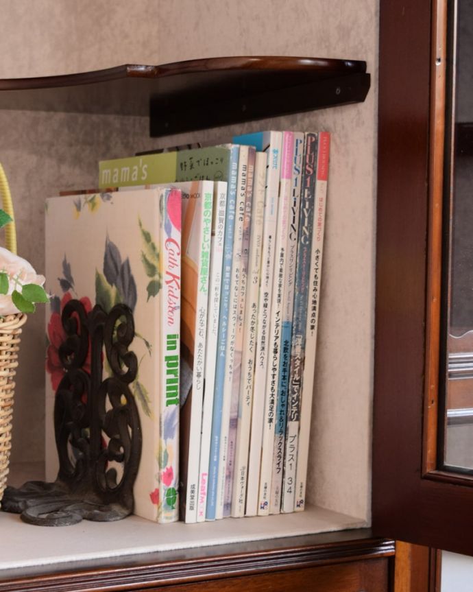 アンティークのキャビネット　アンティーク家具　英国家具の美しさを詰め込んだアンティークの家具、マホガニー材のパーラーキャビネット。A4サイズも収納出来ちゃう優れものA4サイズの雑誌までしっかり収納出来ちゃう大きさ。(q-2073-f)