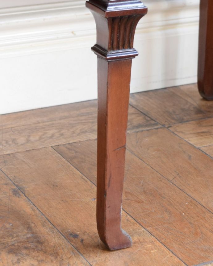 アンティークのキャビネット　アンティーク家具　英国家具の美しさを詰め込んだアンティークの家具、マホガニー材のパーラーキャビネット。自分で移動できますHandleのアンティーク家具の脚の裏にはフェルトをお付けしていますので、床を滑らせれば女性でも移動できます。(q-2073-f)