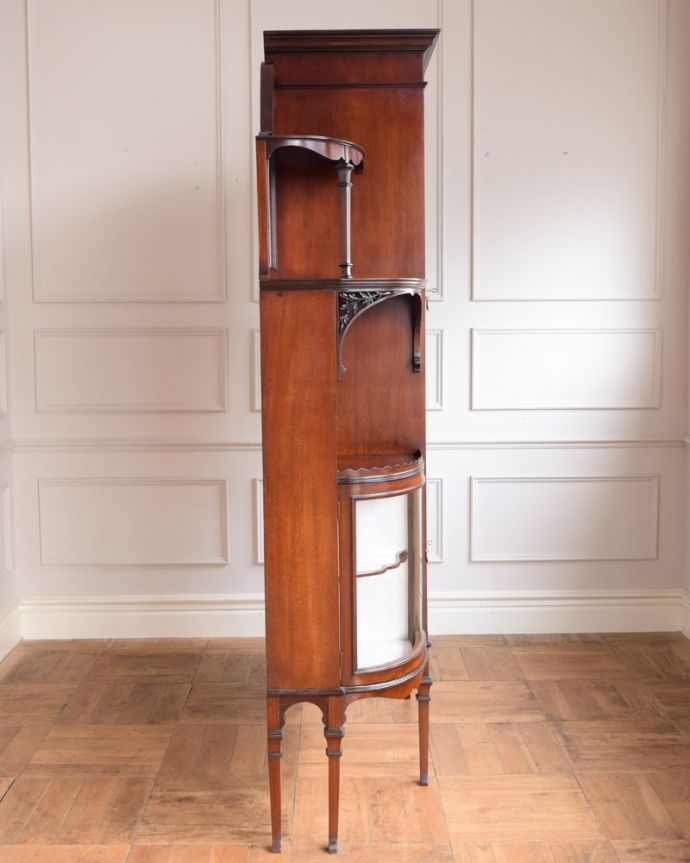 アンティークのキャビネット　アンティーク家具　英国家具の美しさを詰め込んだアンティークの家具、マホガニー材のパーラーキャビネット。横から見ても美しい至る所に施された装飾の美しさ。(q-2073-f)