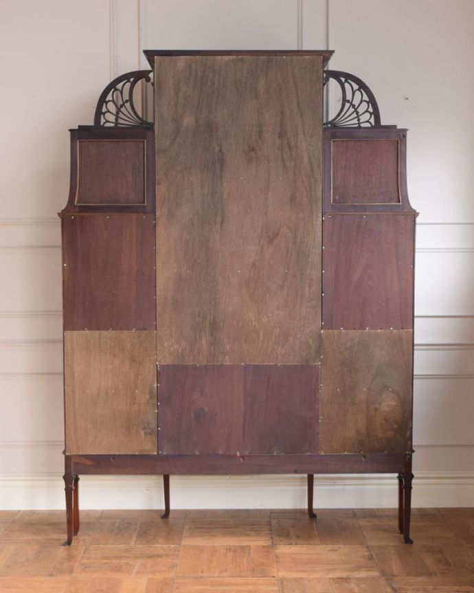 アンティークのキャビネット　アンティーク家具　英国家具の美しさを詰め込んだアンティークの家具、マホガニー材のパーラーキャビネット。しっかり修復しました！アンティークは新品ではないので経年変化によるキズはありますが、専門の職人がしっかり修復しました。(q-2073-f)